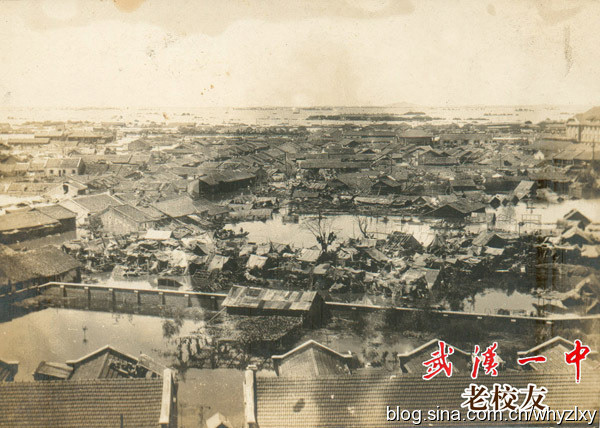 Cùng lúc ấy, mực nước ở hai con sông lớn khác của Trung Quốc là sông Hoàng Hà và Hoài Hà cũng tràn bờ gây ngập lụt các khu vực xung quanh. Vùng diện tích bị ngập lụt lên đến 180.000 km2, tương đương với diện tích toàn nước Anh hay diện tích bang New York, Mỹ.