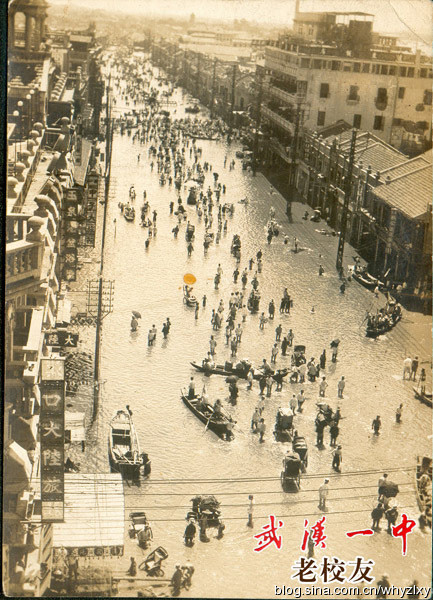 Theo Reuters chiều 17/7, mực nước hồ chứa Đập Tam Hiệp ở Trung Quốc đang vượt mức cảnh báo lũ hơn 10 m và hứng dòng nước đổ vào với lưu lượng hơn 50.000 m3/giây. Sự kiện này khiến nhiều người nhớ tới trận lụt tồi tệ từng xảy ra ở nước này năm 1931.