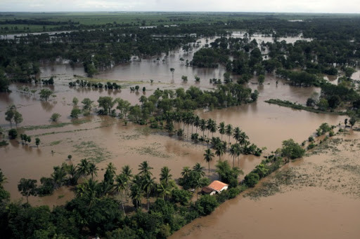 Trận lụt kéo dài trong 1 tháng khiến cuộc sống của nhiều người dân Guatemala bị đảo lộn. Hàng nghìn người mất nhà cửa, người thân, tài sản...