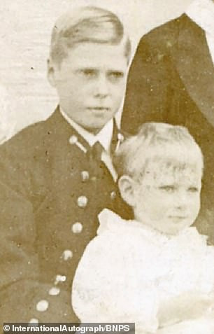 Vì vậy, công chúng Anh không biết đến sự tồn tại của thành viên hoàng gia Anh này suốt thời gian dài trước khi được công khai. Mời độc giả xem video: Nữ hoàng Anh: "Hoàng tử bé đem lại hy vọng mới". Nguồn: VCT14.