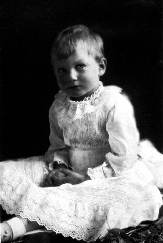 Trong 4 năm đầu đời, hoàng tử John được mô tả là một em bé Hoàng gia sáng sủa, khỏe mạnh và năng động. Cậu bé có tên trong sách thừa kế ngai vàng từ vua cha.