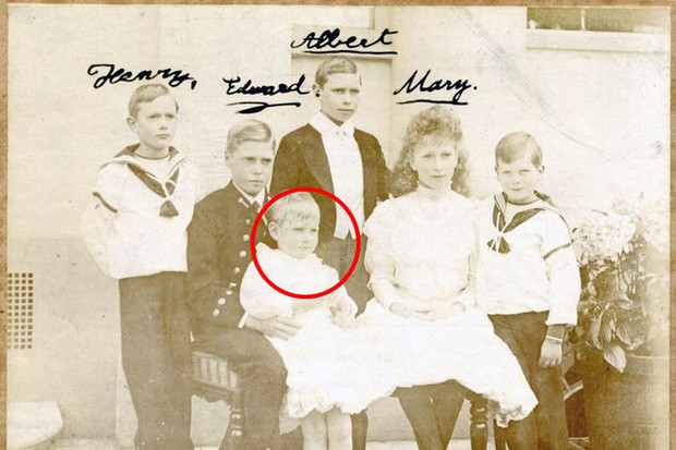 Trong bức ảnh đó, hoàng tử John ngồi trên đùi anh trai là Hoàng tử Edward. Đây là một trong những bức ảnh hiếm hoi về hoàng tử John.