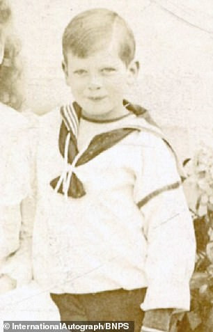 Đến năm 13 tuổi, Vua George V và Hoàng gia Anh đón nhận tin buồn khi Hoàng tử John qua đời vì căn bệnh khó chữa. Sự ra đi của người con bé nhỏ này khiến Vua Anh quyết định giấu kín.