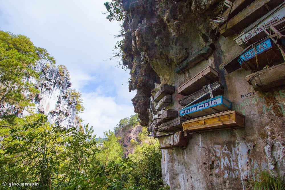 Việc chôn cất này cũng giúp thi hài người quá cố tránh bị côn trùng, thú hoang xâm phạm.