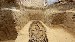 Một người rao bán trong nhóm kín trên Facebook cho biết đã ăn cắp được một hộp sọ người từ hầm mộ ở Sousse, Tunisia và rao bán nó với giá 550 USD.