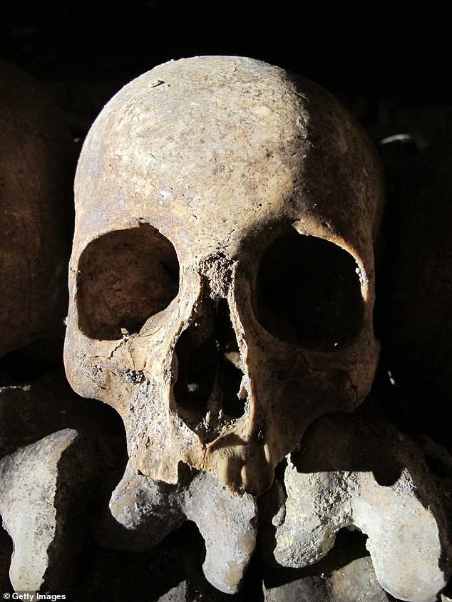 Mặc dù Facebook có chính sách cấm mua bán các bộ phận hoặc chất lỏng cơ thể người nhưng một số nhóm kín vi phạm quy định này. Theo đó, một số hộp sọ, xác ướp cổ được rao bán trong các nhóm kín.