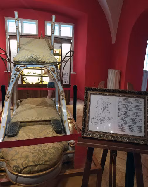 Theo các chuyên gia, chiếc ghế có hình dáng kỳ lạ nên không ai biết ông hoàng nước Anh này sử dụng "bảo bối" như thế nào.