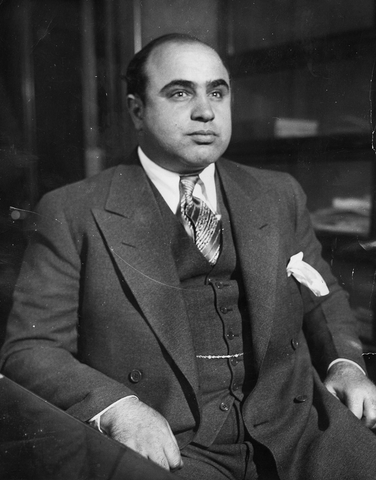 Trùm mafia Al Capone là một trong những trùm tội phạm khét tiếng lịch sử. Sinh năm 1899 tại quận Brooklyn, thành phố New York, gã gây rúng động dư luận khi thực hiện nhiều hành vi phạm tội như bắt cóc, tống tiền, giết người, buôn bán ma túy...