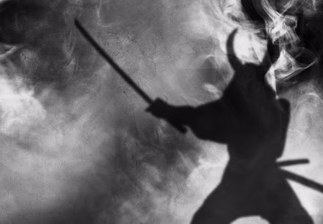 Kỳ lạ hơn nữa là chiếc đầu điên cuồng tìm kiếm phần cơ thể còn lại nhưng không thấy. Cuối cùng, chiếc đầu rơi xuống đất.