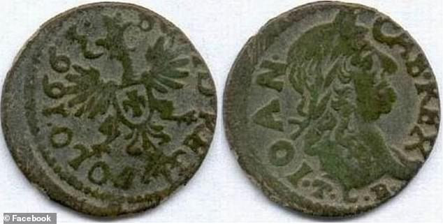 Điều đáng chú ý là bên trong miệng của một số bộ hài cốt có đồng xu cổ.