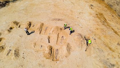 Ngoài tiền xu trong miệng một số bộ hài cốt, các nhà khảo cổ không tìm thấy bất cứ vật dụng nào khác. Điều này cho thấy họ là những người thuộc tầng lớp nghèo.