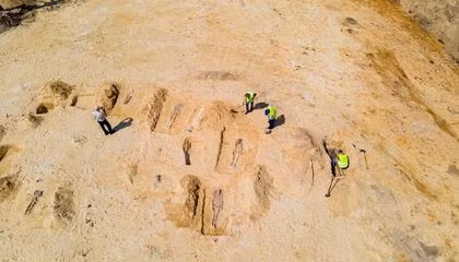 Ngoài tiền xu trong miệng một số bộ hài cốt, các nhà khảo cổ không tìm thấy bất cứ vật dụng nào khác. Điều này cho thấy họ là những người thuộc tầng lớp nghèo.