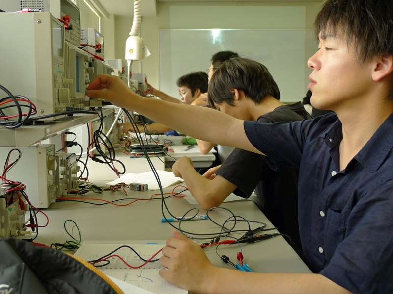 Trong khi những học sinh có thành tích học tập tốt được khuyến khích thi vào các trường THPT thì những em còn lại được nhà trường định hướng theo học tại các trường nghề.