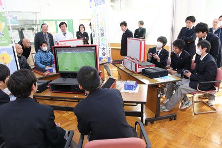 Sau đó, người học vào học năm thứ 3 của ĐH hướng hàn lâm hoặc học thêm 3 năm nữa ngay tại trường KOSEN để lấy bằng Đại học.