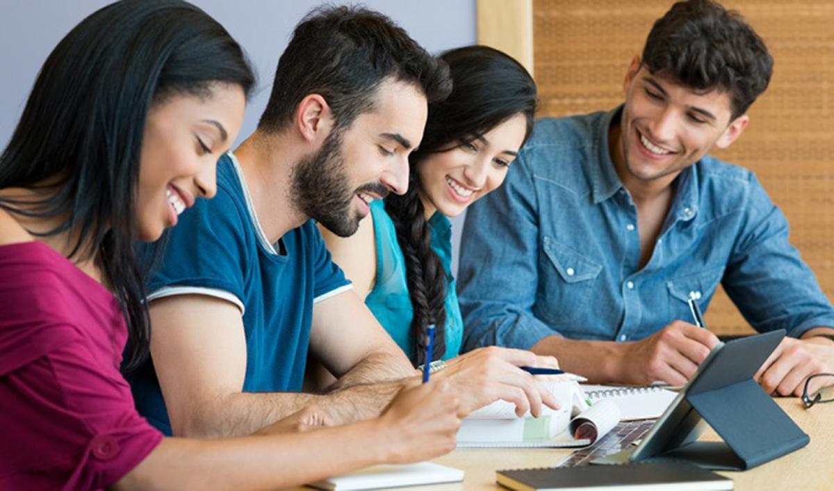 Khi người học tham gia chương trình trên, các em được đào tạo 2.100 tiết lý thuyết tại trường dạy nghề và khoảng gần 3.000 tiết thực hành nghề tại các doanh nghiệp đang hoạt động trong ngành nghề mà học sinh theo học.