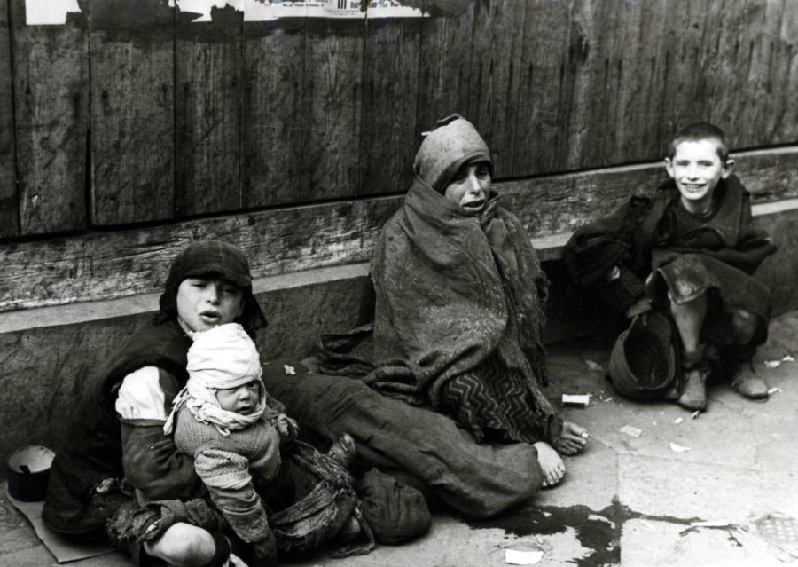 Để ngăn chặn sự lây lan của dịch bệnh, một số bác sĩ người Do Thái sống ở ghetto tiến hành một số biện pháp như thực hiện cách ly người bệnh và chú trọng vấn đề vệ sinh cá nhân.