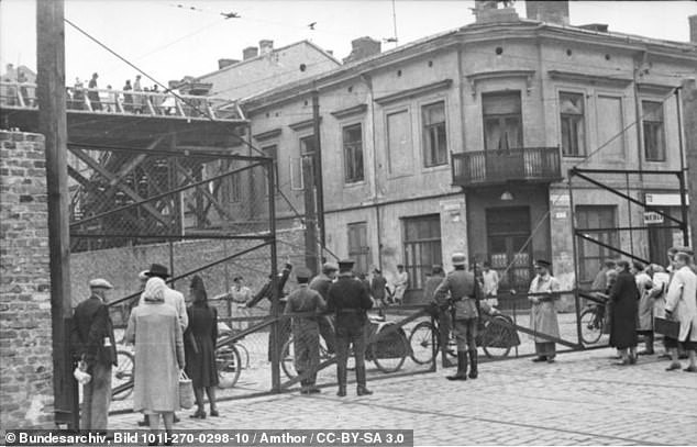 Khu “ghetto” này chỉ rộng 3,4 km2. Theo đó, người Do Thái sống trong điều kiện chật chội, thiếu thốn lương thực, thuốc men...
