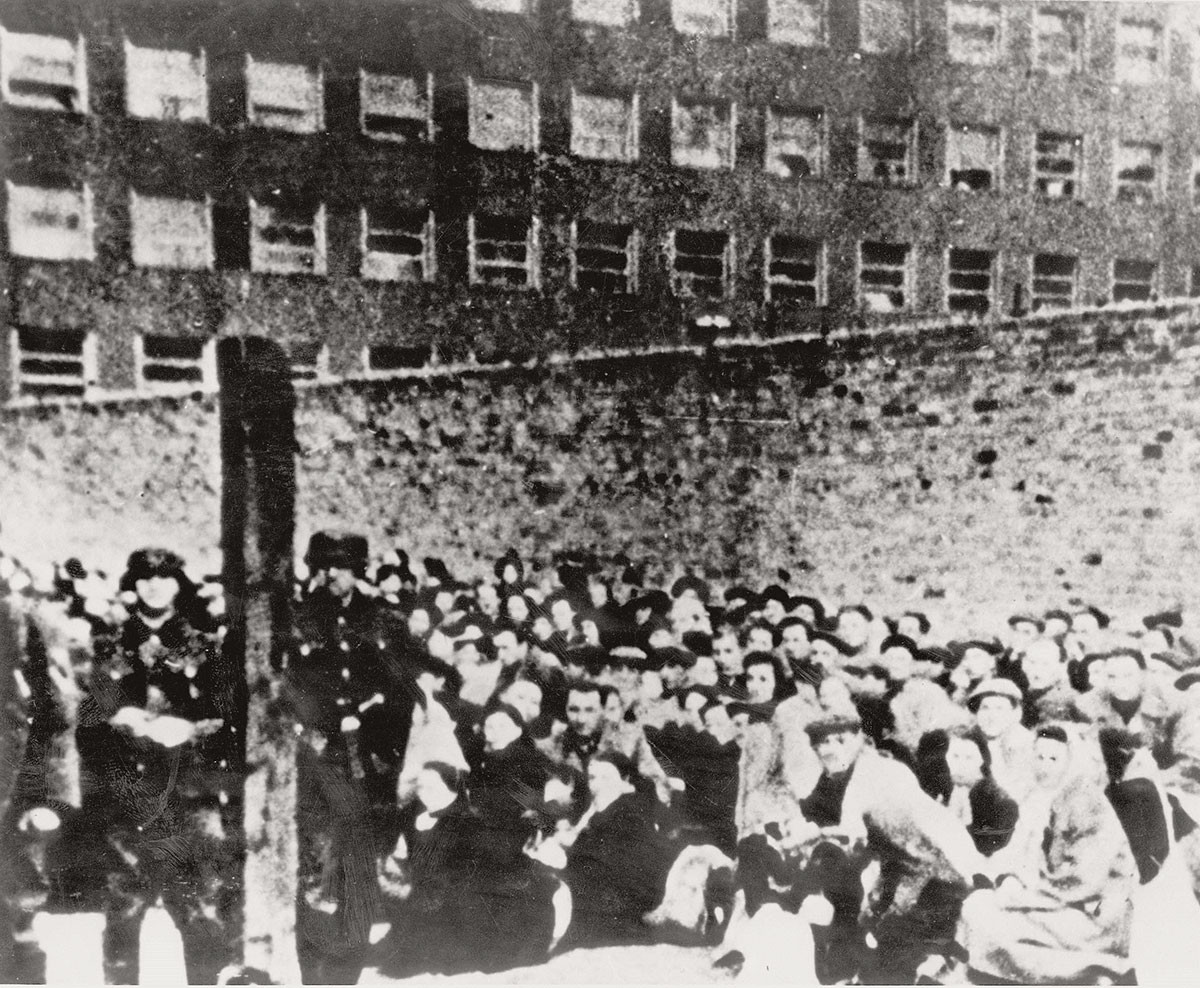 Nhờ những nỗ lực đó, dịch bệnh sốt phát ban ở ghetto Warszawa dần được khống chế và không còn ca nhiễm mới. Mời độc giả xem video: Tiếp tục truy tìm tội phạm chiến tranh thời phát xít Đức. Nguồn: VTC14.