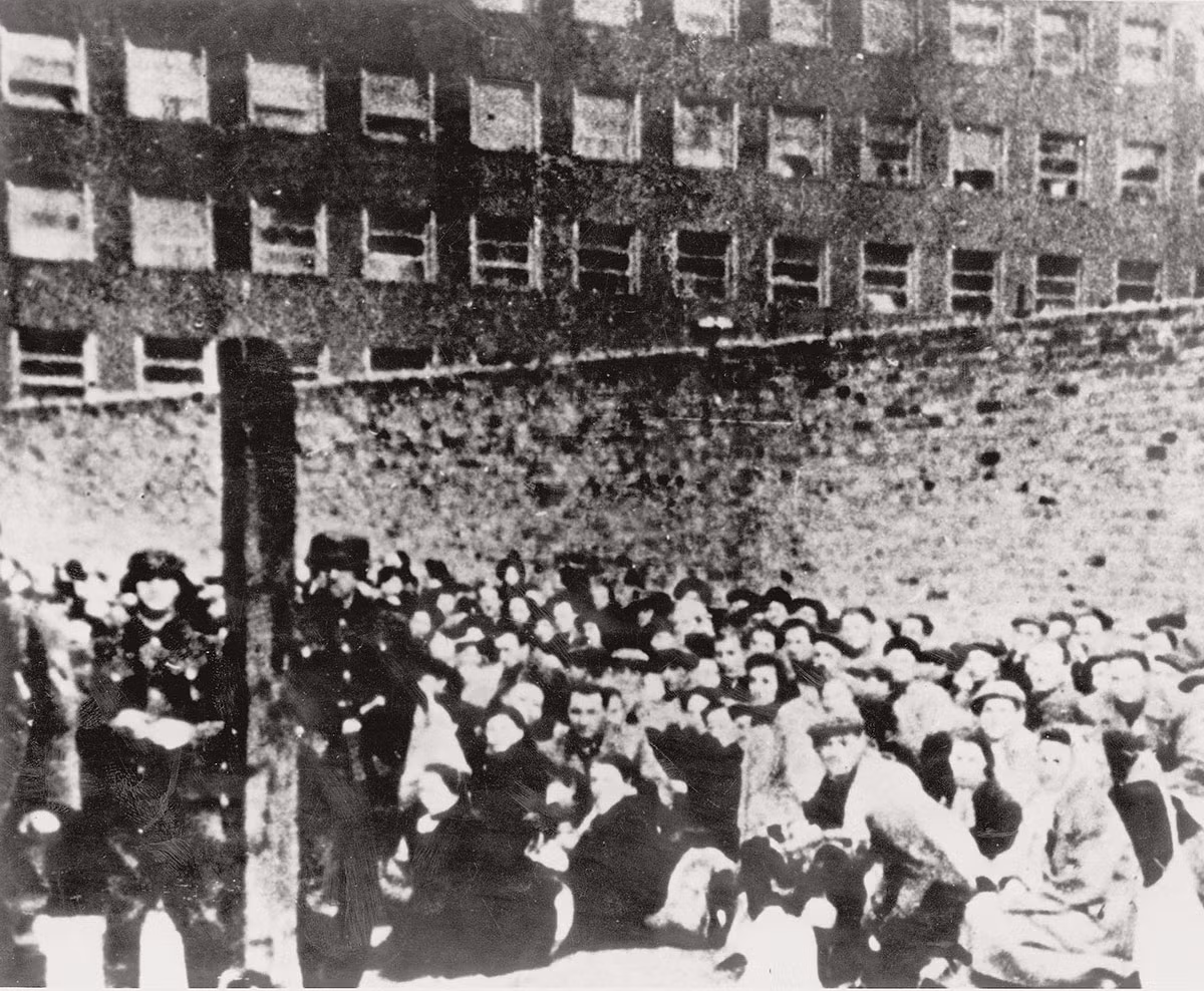 Nhờ những nỗ lực đó, dịch bệnh sốt phát ban ở ghetto Warszawa dần được khống chế và không còn ca nhiễm mới. Mời độc giả xem video: Tiếp tục truy tìm tội phạm chiến tranh thời phát xít Đức. Nguồn: VTC14.