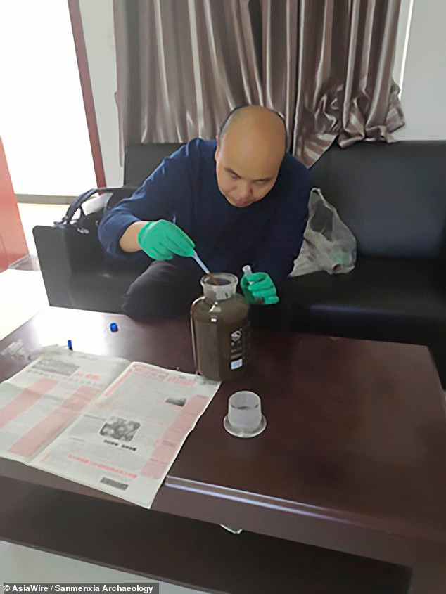 Để tìm ra câu trả lời, mẫu chất lỏng được các chuyên gia gửi đến phòng thí nghiệm ở Bắc Kinh với hy vọng bí ẩn sẽ sớm được giải mã.