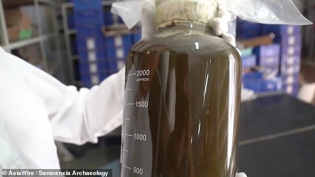 Điều đáng chú ý là bên trong chiếc bình cổ có chứa hơn 3.000 ml chất lỏng màu nâu vàng bí ẩn.