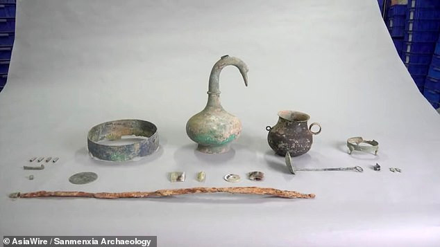 Chiếc bình cổ cong này được làm từ đồng và có hình dáng giống con thiên nga.