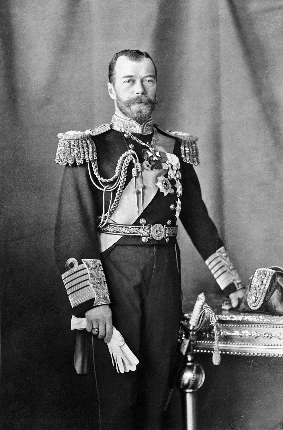  Sa hoàng cuối cùng của Nga Nicholas II (tên đầy đủ Nikolai Aleksandrovich Romanov) thừa kế ngai vàng sau khi cha - Sa hoàng Alexander III chết năm 1894.