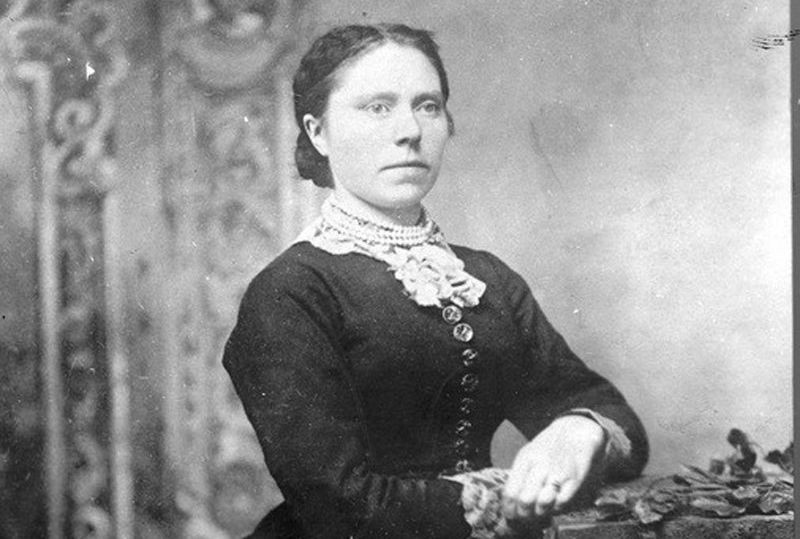 Vào năm 1884, Gunness kết hôn với Mads Albert Sorenson và có với nhau 4 người con. Họ còn nhận nuôi thêm một người con và sống nhờ kinh doanh cửa hàng bánh kẹo.