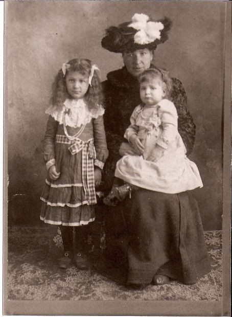 Tiếp đến, 2 người con lớn của Gunness chết vì viêm đại tràng cấp tính. Lần này, ả cũng nhận tiền bảo hiểm của 2 người con xấu số.