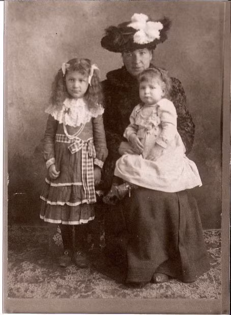 Tiếp đến, 2 người con lớn của Gunness chết vì viêm đại tràng cấp tính. Lần này, ả cũng nhận tiền bảo hiểm của 2 người con xấu số.