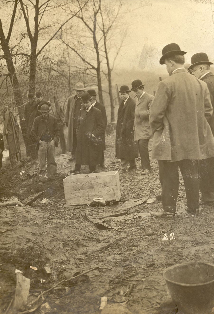 Tội ác kinh hoàng của Gunness bị phát giác khi trang trại của ả xảy ra hỏa hoạn. Sau khi dập lửa, giới chức phát hiện nhiều thi thể trong trang trại, bao gồm cả 3 người con của ả.