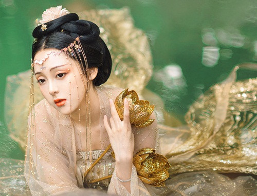 Khi Đường Huyền Tông bế Dương Quý Phi có cảm cảm giống như đang ôm một đứa trẻ mong manh và không nỡ buông tay.