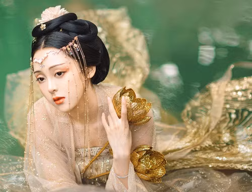 Khi Đường Huyền Tông bế Dương Quý Phi có cảm cảm giống như đang ôm một đứa trẻ mong manh và không nỡ buông tay.