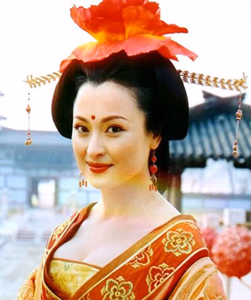 Theo đó, bà trở thành sủng phi được Đường Huyền Tông sủng ái bậc nhất trong chốn hậu cung. Vì vậy, Dương Quý Phi được vua ban cho nhiều ngọc ngà châu báu, trang sức...