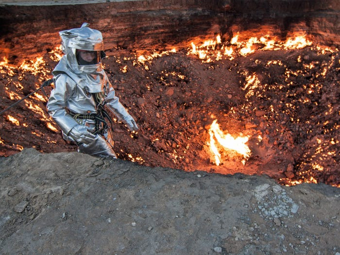 Một số người cho rằng hố lửa Darvaza có thể ngừng cháy vào ngày mai hoặc có thể rực cháy 100 năm hay lâu hơn nữa.