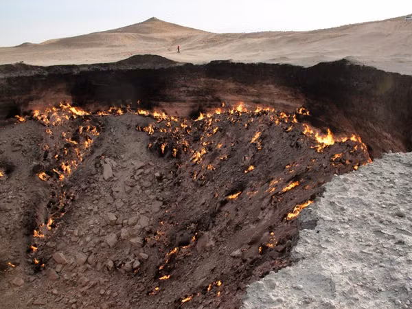 Khi ấy, một giàn khoan đã vô tình đâm vào hang khí tự nhiên khổng lồ dưới lòng đất. May mắn là không có thương vong về người.