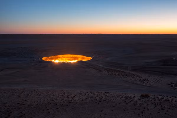 Miệng núi lửa Darvaza còn được biết đến với tên gọi " cổng địa ngục" (Gates of Hell) hay "cánh cổng dẫn tới địa ngục" (Door to Hel) trở thành địa điểm du lịch hấp dẫn ở sa mạc Karakum, Turkmenistan do xảy ra một hiện tượng vô cùng đặc biệt.