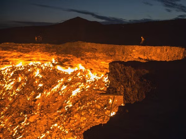 Thế nhưng, toàn bộ phần mặt đất dưới mũi khoan nhanh chóng đổ sụp xuống và tạo thành hố khổng lồ có đường kính khoảng 70 m và sâu gần 30 m.