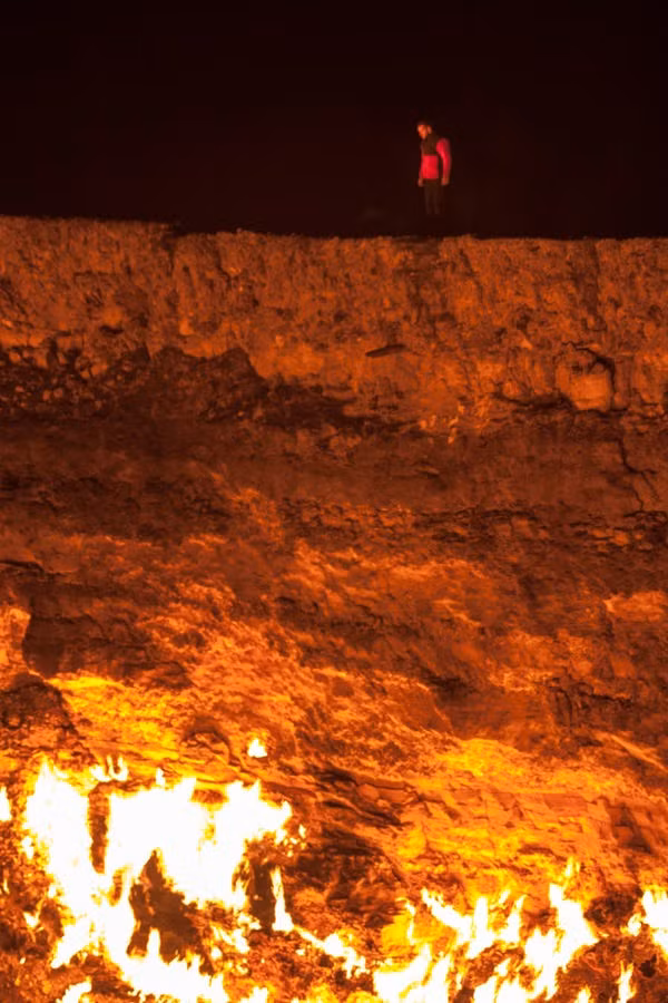 Các nhà địa chất đốt lửa trên miệng hố trên để ngăn chặn sự lan rộng của khí methane.