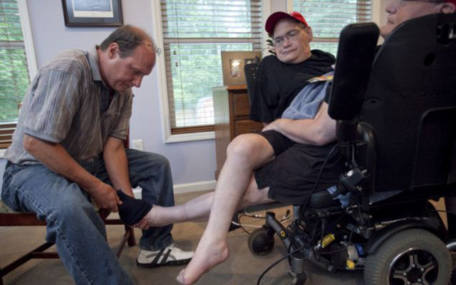 Do có tình trạng cơ thể hiếm gặp nên gia đình Gaylon thuê một số chuyên gia vật lý trị liệu để dạy cặp sinh đôi dính liền cách thực hiện những công việc cá nhân hàng ngày như buộc dây giày, mặc quần áo, đi vệ sinh... Ronnie và Donnie đều thuận tay phải nên đòi hỏi cả 2 phải có sự phối hợp nhuần nhuyễn thì mọi việc mới được hoàn thành suôn sẻ.