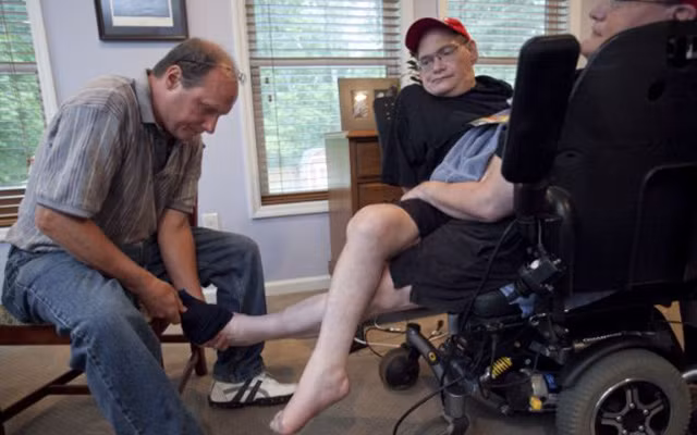 Do có tình trạng cơ thể hiếm gặp nên gia đình Gaylon thuê một số chuyên gia vật lý trị liệu để dạy cặp sinh đôi dính liền cách thực hiện những công việc cá nhân hàng ngày như buộc dây giày, mặc quần áo, đi vệ sinh... Ronnie và Donnie đều thuận tay phải nên đòi hỏi cả 2 phải có sự phối hợp nhuần nhuyễn thì mọi việc mới được hoàn thành suôn sẻ.