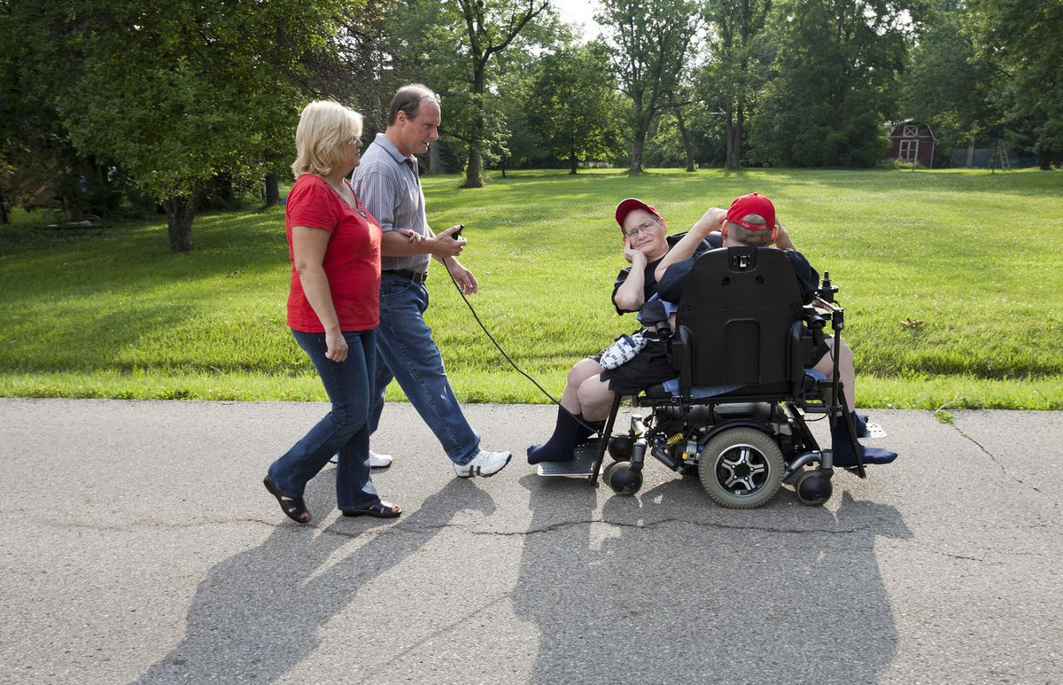 Cặp song sinh từng tham gia vào đoàn xiếc và đi khắp nơi mưu sinh. Họ nghỉ hưu ở tuổi 39 vào năm 1991 và chuyển đến sống tại bang Ohio. Đến 2010, khi gặp vấn đề về sức khỏe, họ chuyển đến sống chung với vợ chồng em trai Jim và Mary. Hai anh em sống trong căn nhà được thiết kế riêng và chiếc giường có khả năng tùy biến.