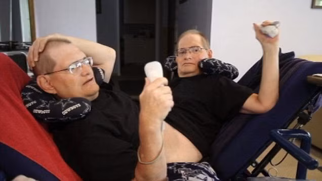 Khi đến tuổi đến trường, Ronnie và Donnie không thể nhập học vì giới chức địa phương từ chối vì quan ngại sự có mặt của cặp song sinh có thể ảnh hưởng đến sự tập trung học tập của các học sinh khác. Theo đó, bố mẹ của Ronnie và Donnie thuê người dạy học riêng cho các con tại nhà.