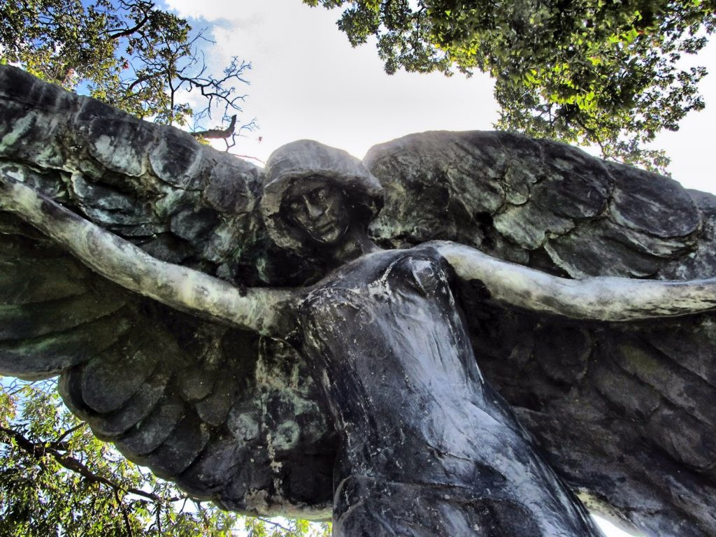 Cụ thể, bức tượng thiên thần cao 2,5 m. Ban đầu, bức tượng có màu nâu vàng do làm từ đồng. Dưới tác động của thời gian và mưa nắng, màu sắc của bức tượng chuyển sang màu đen.