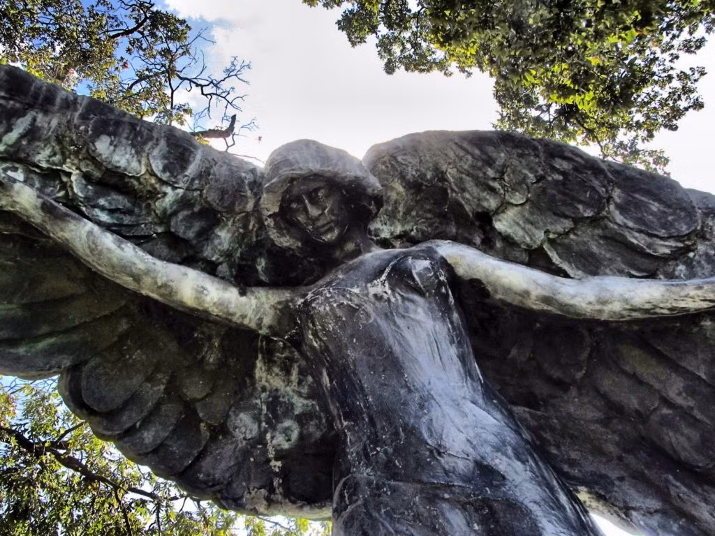 Cụ thể, bức tượng thiên thần cao 2,5 m. Ban đầu, bức tượng có màu nâu vàng do làm từ đồng. Dưới tác động của thời gian và mưa nắng, màu sắc của bức tượng chuyển sang màu đen.