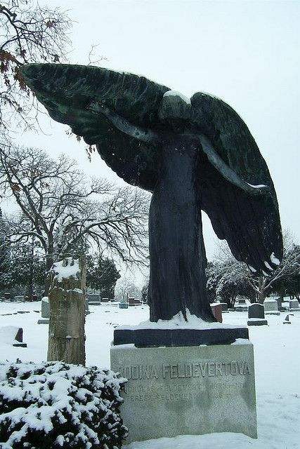 Người đàn ông này chết trong sự bàng hoàng, kinh hãi của những người bạn đi cùng.