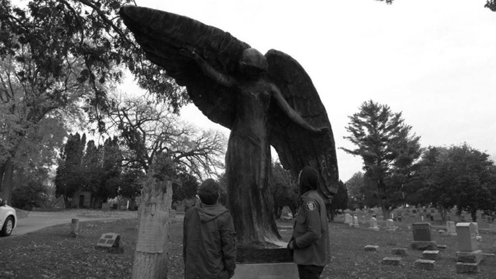 Theo đó, bức tượng còn được người dân địa phương gọi là pho tượng thiên thần đen.