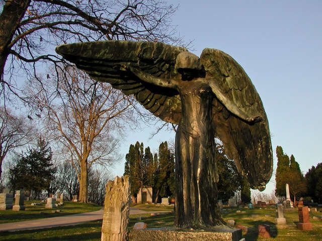 Vì vậy, người đàn ông quyết định đến nghĩa trang Oakland để kiểm chứng. Ông chạm tay vào bức tượng thiên thần và bất ngờ lên con trụy tim rồi tử vong.