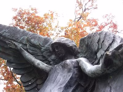 Nổi tiếng là câu chuyện kể về một cô gái trẻ đến nghĩa trang Oakland vào đêm trăng tròn. Tại đây, cô gái hôn lên chân của thiên thần. Sáu tháng sau, cô qua đời.