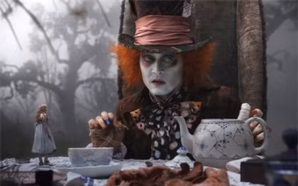 Mũ điên. Cụm từ “điên như người bán mũ” được sử dụng 30 năm trước khi trở nên phổ biến sau khi xuất hiện trong “Cuộc phiêu lưu của Alice vào Xứ sở thần tiên”. Ngộ độc thủy ngân là một mối nguy nghề nghiệp với những người làm mũ trong thế kỷ 18 và 19: thủy ngân được sử dụng trong sản phẩm mũ làm bằng nỉ, và tiếp xúc kéo dài với thủy ngân gây ra “bệnh thợ làm mũ điên”. Các triệu chứng bao gồm run và nhút nhát, cáu kỉnh bệnh lý.